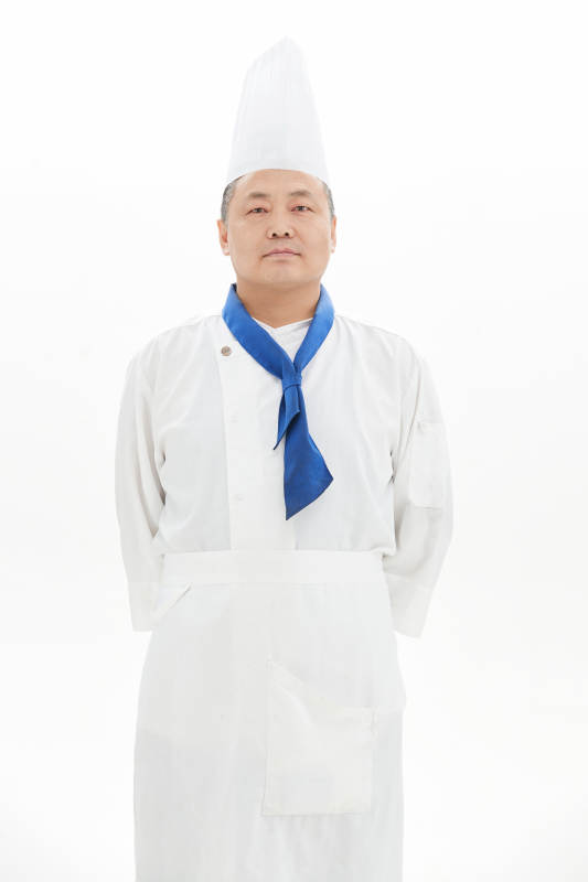 白色背景下的酒店高级厨师形象图片