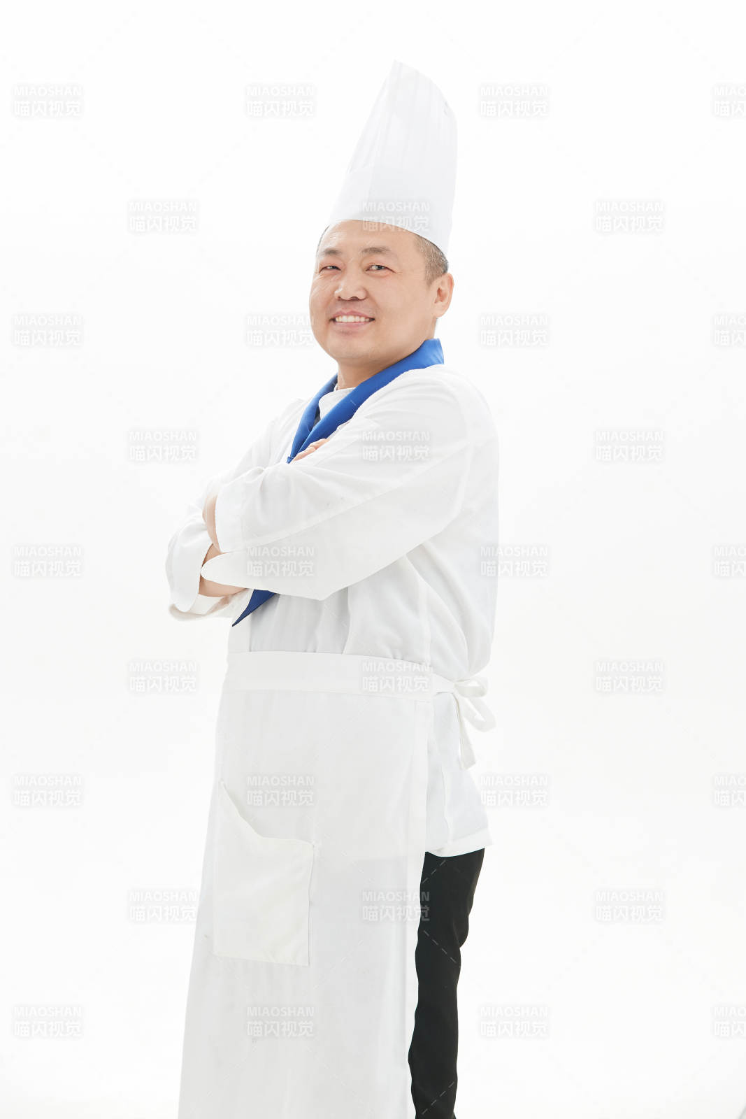 白色背景下的酒店高级厨师形象图片