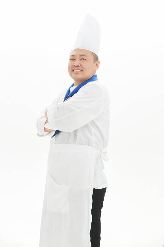 白色背景下的酒店高级厨师形象图片