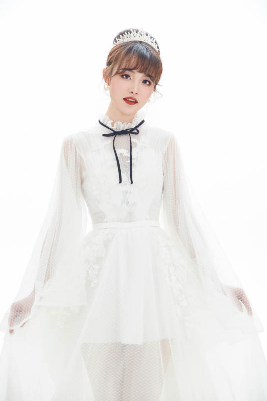 仿妆奥黛丽赫本风格妆容服饰的亚洲少女图片