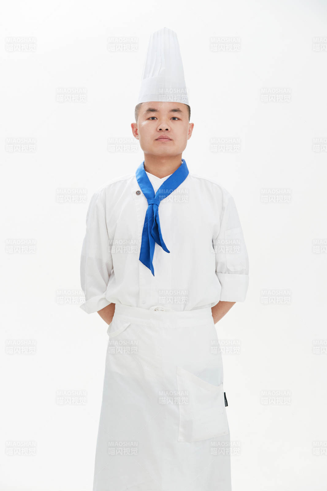 白色背景下的酒店高级厨师形象图片