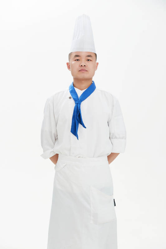 白色背景下的酒店高级厨师形象图片