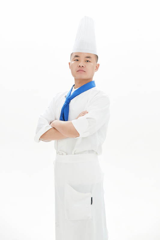 白色背景下的酒店高级厨师形象图片