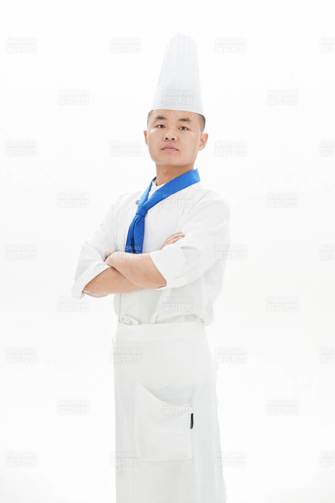 白色背景下的酒店高级厨师形象图片