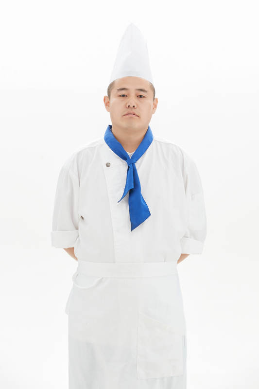 白色背景下的酒店高级厨师形象图片