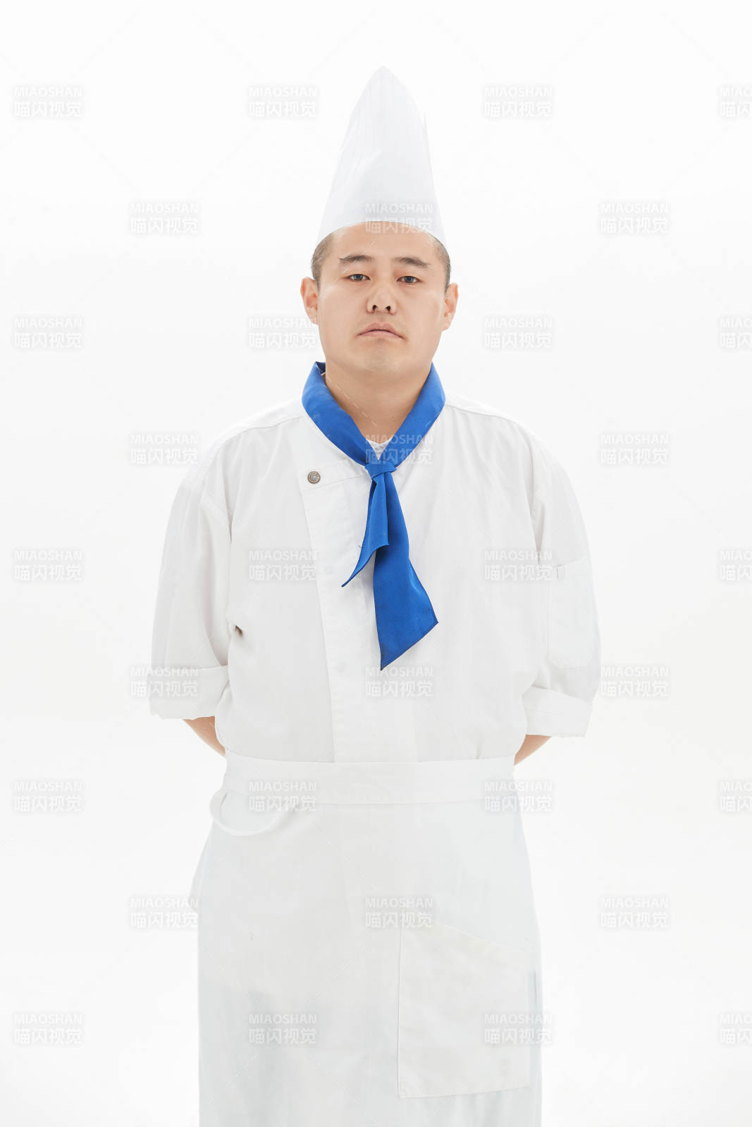 白色背景下的酒店高级厨师形象图片