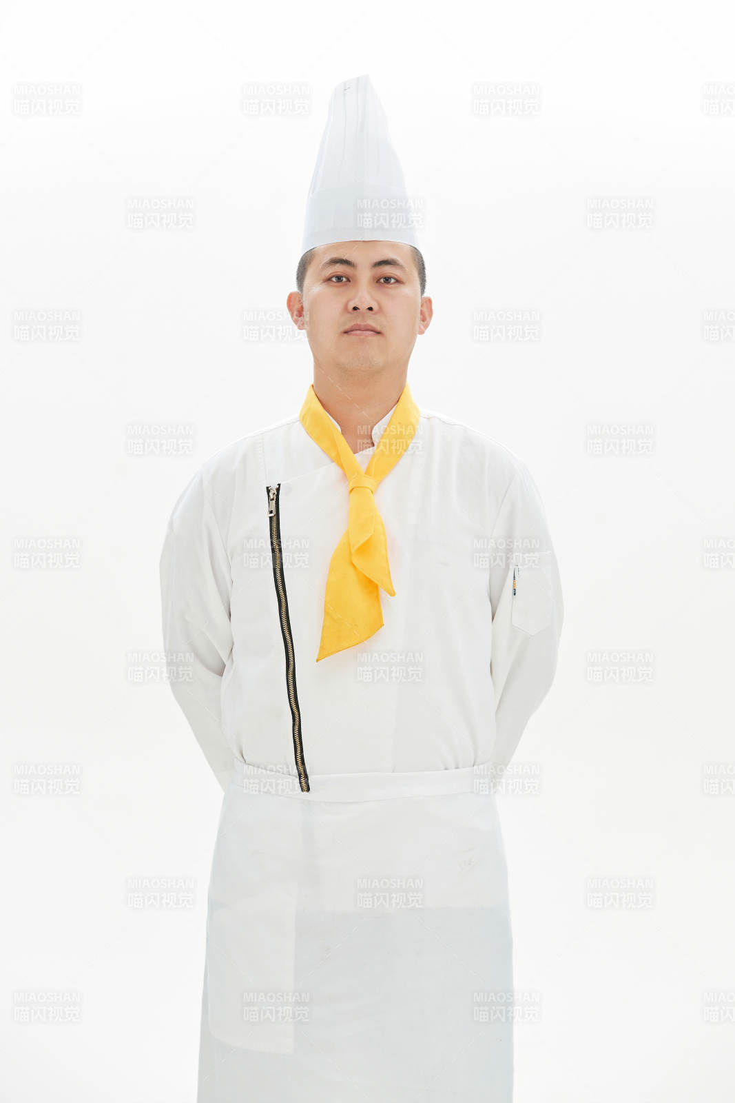 白色背景下的酒店高级厨师形象图片