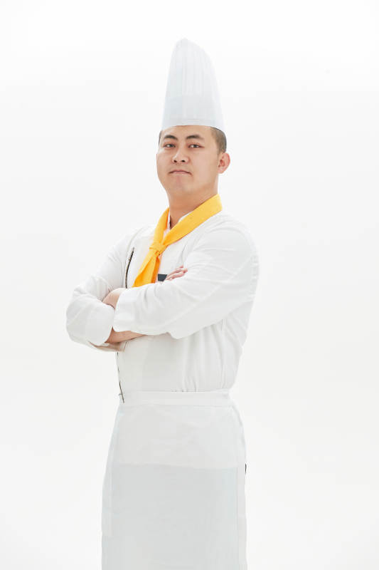 白色背景下的酒店高级厨师形象图片