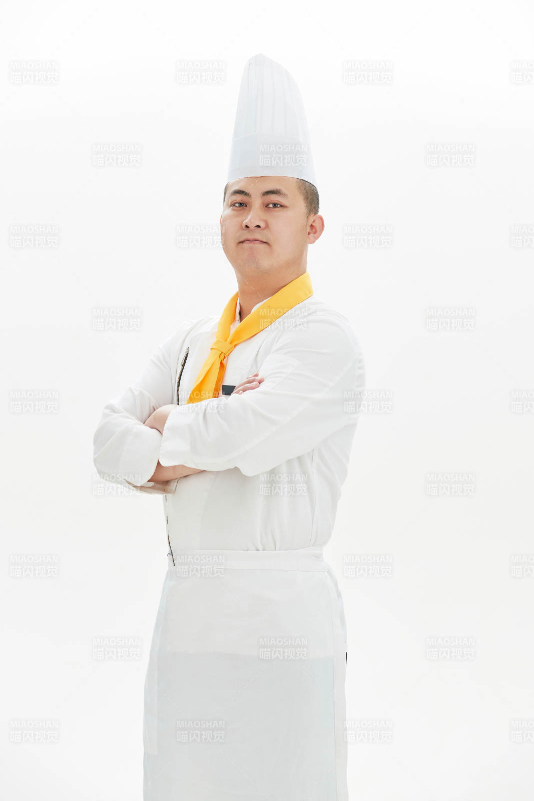 白色背景下的酒店高级厨师形象图片