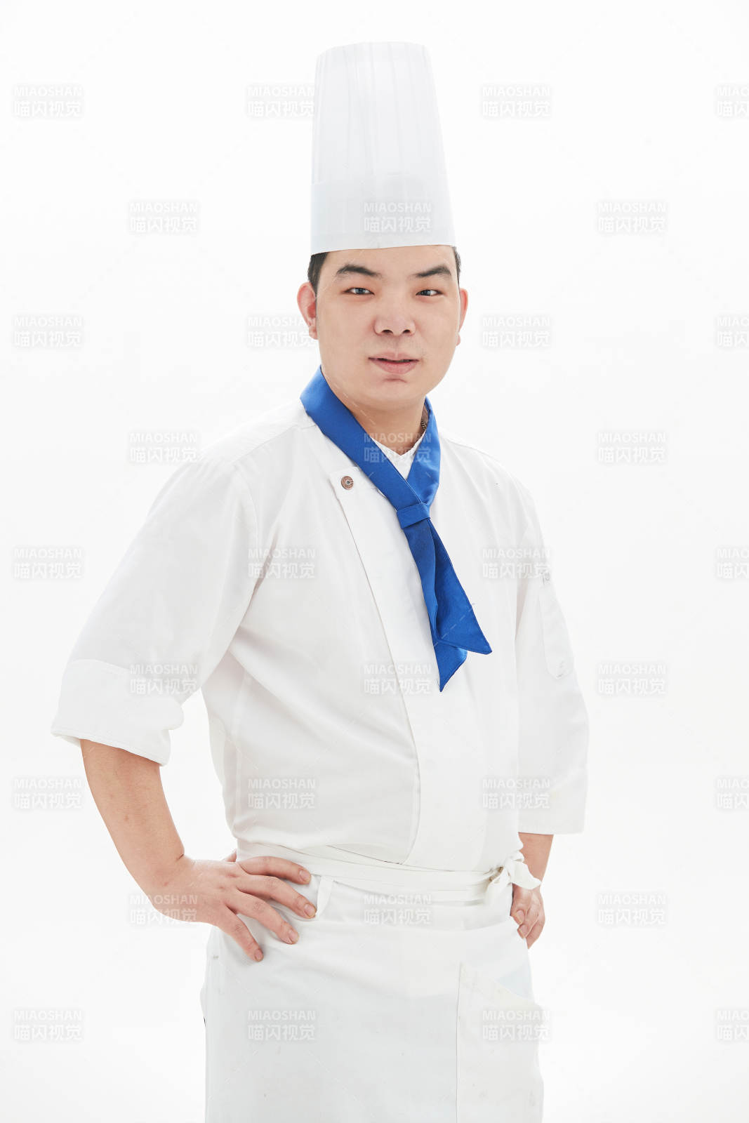 白色背景下的酒店高级厨师形象图片