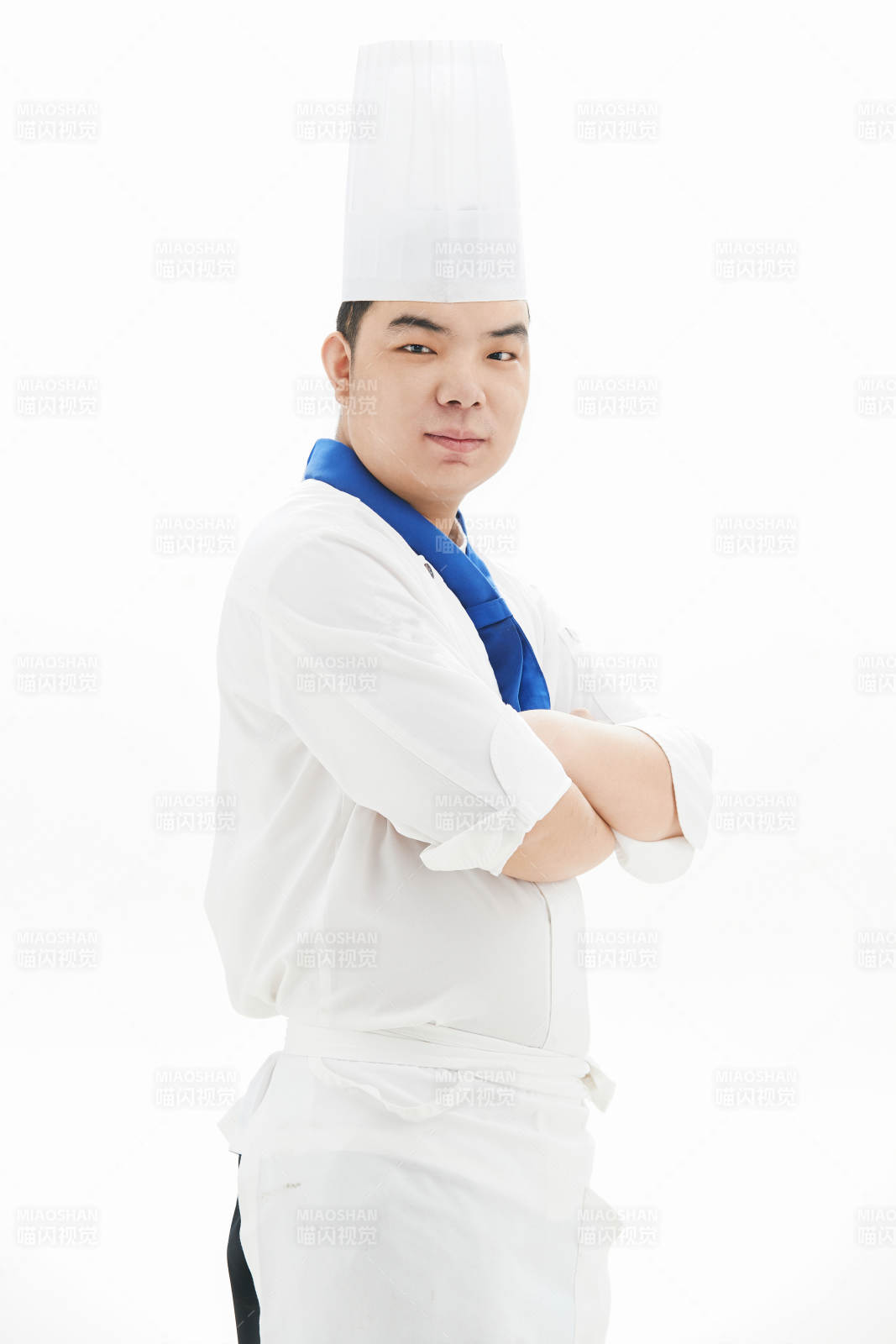 白色背景下的酒店高级厨师形象图片