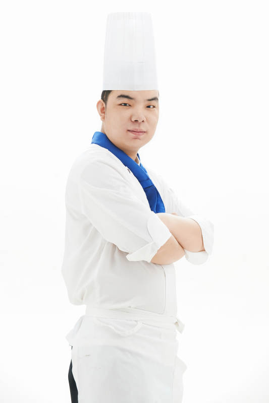 白色背景下的酒店高级厨师形象图片