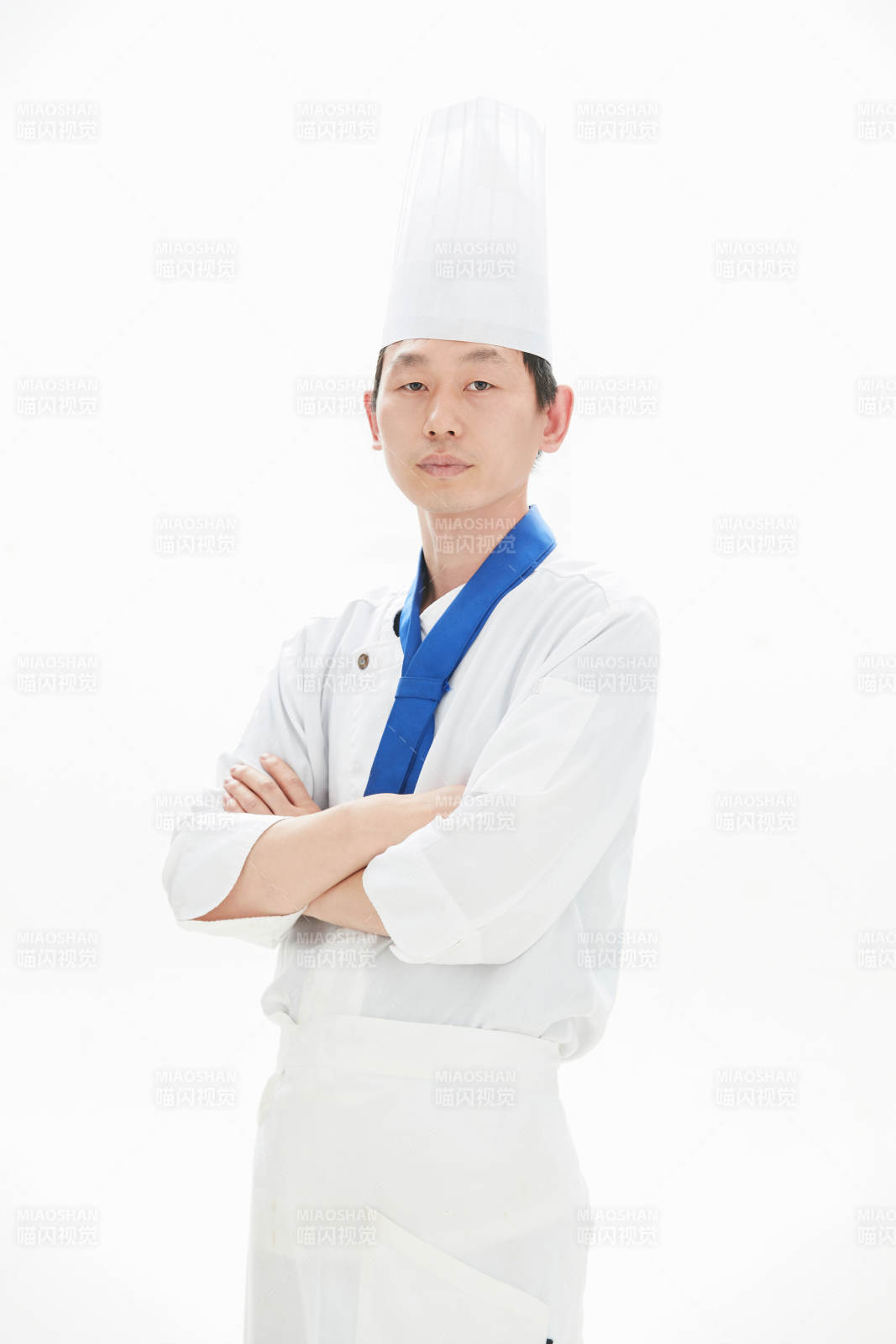 白色背景下的酒店高级厨师形象图片