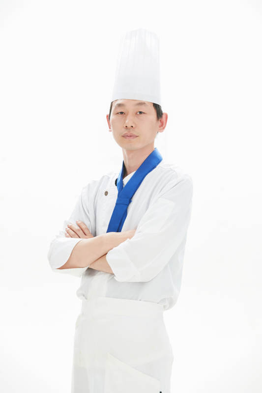 白色背景下的酒店高级厨师形象图片