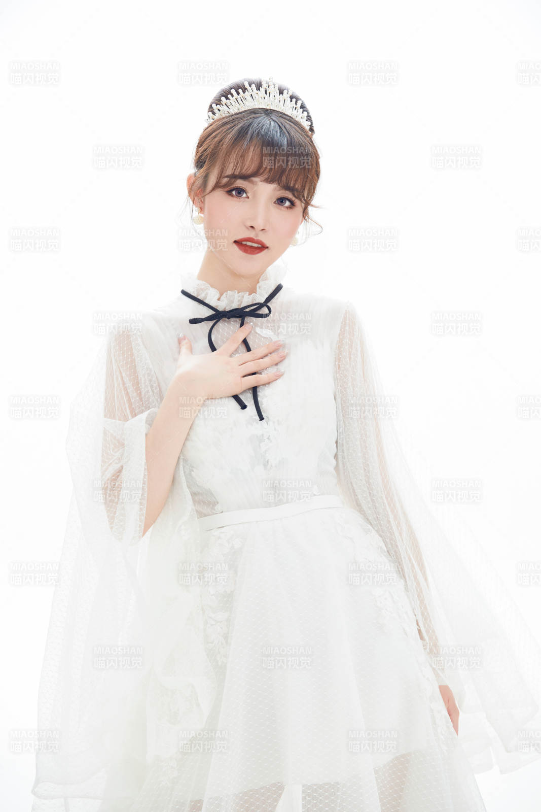 仿妆奥黛丽赫本风格妆容服饰的亚洲少女图片