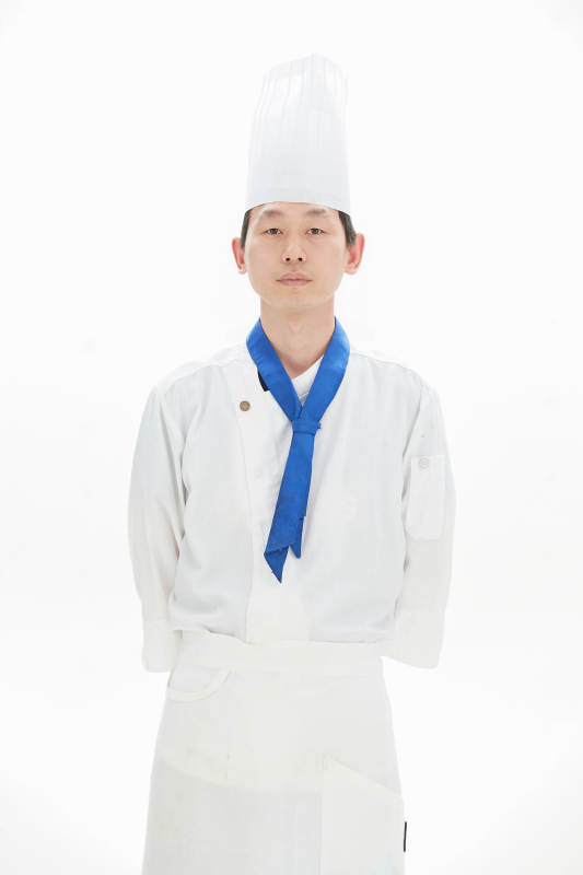 白色背景下的酒店高级厨师形象图片