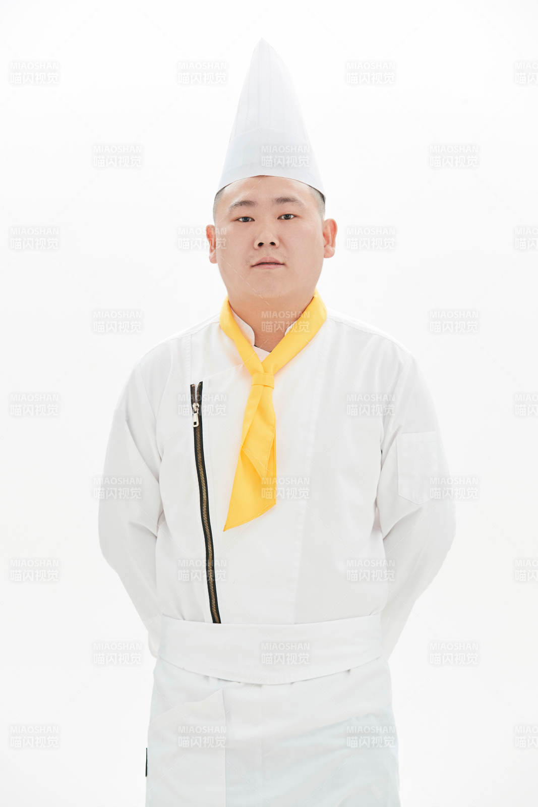 白色背景下的酒店高级厨师形象图片