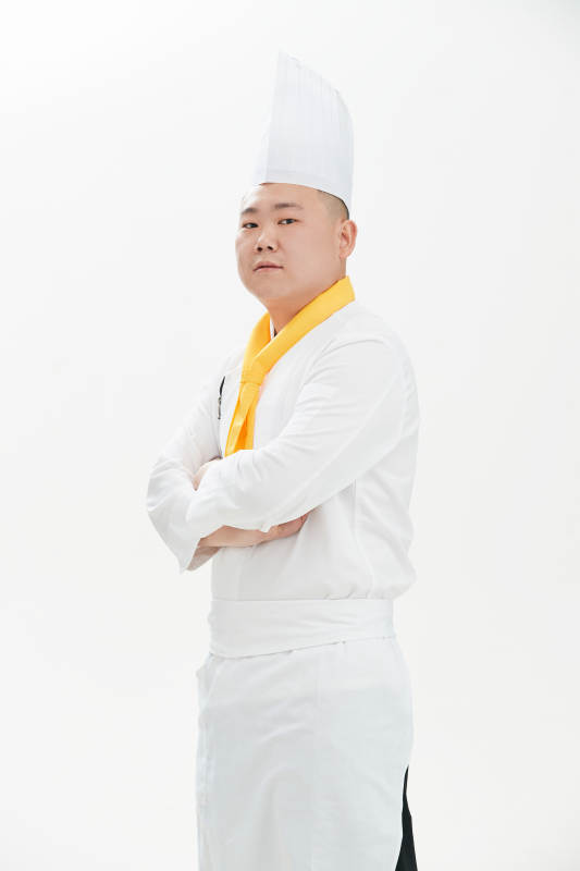 白色背景下的酒店高级厨师形象图片