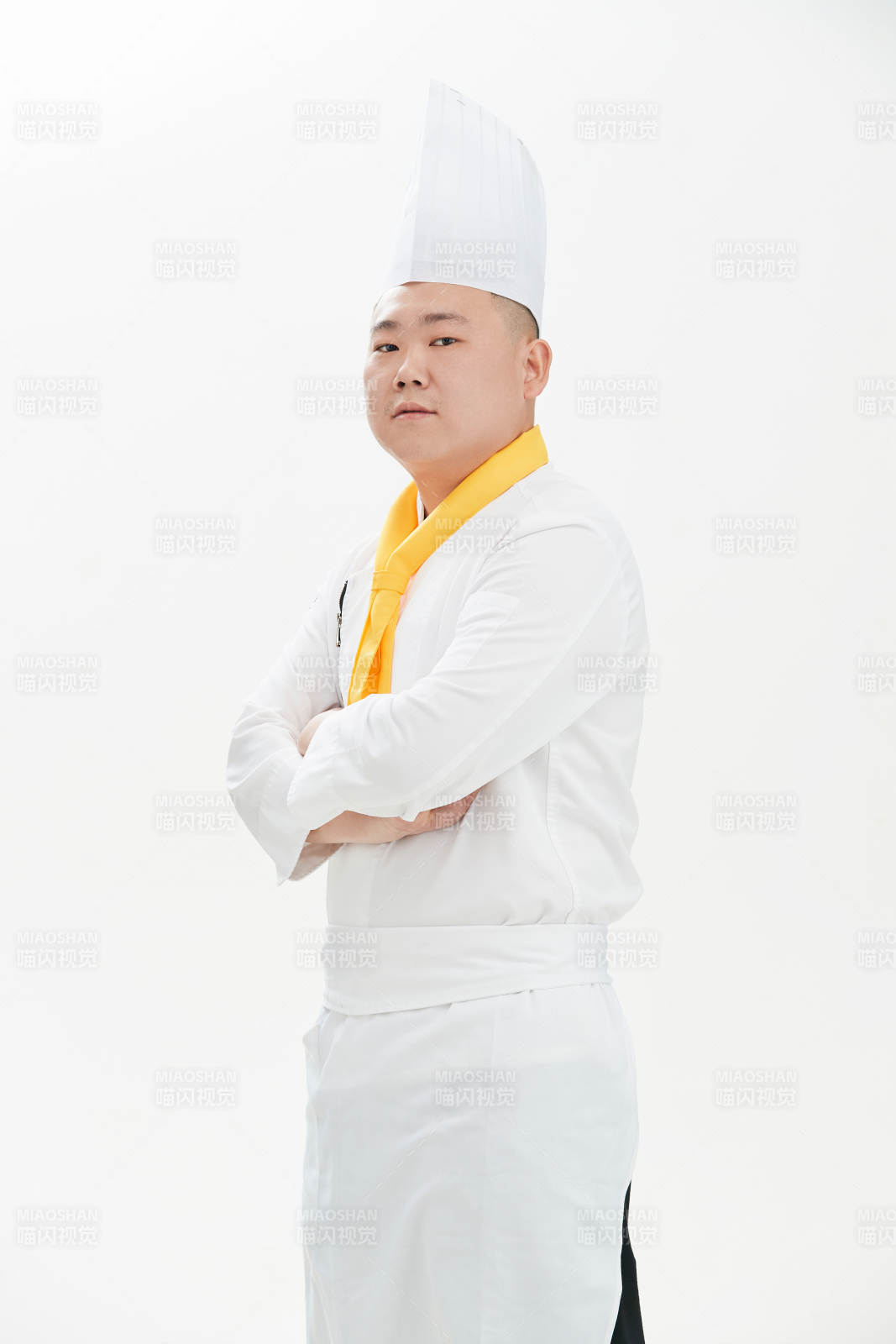 白色背景下的酒店高级厨师形象图片
