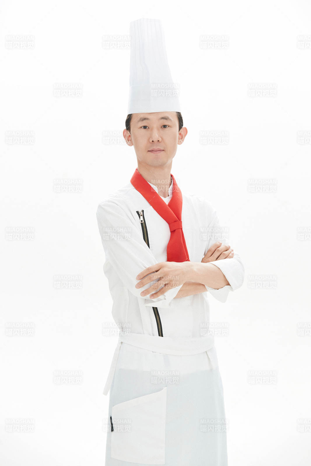 白色背景下的酒店高级厨师形象图片