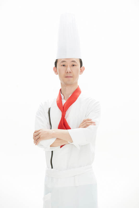 白色背景下的酒店高级厨师形象图片