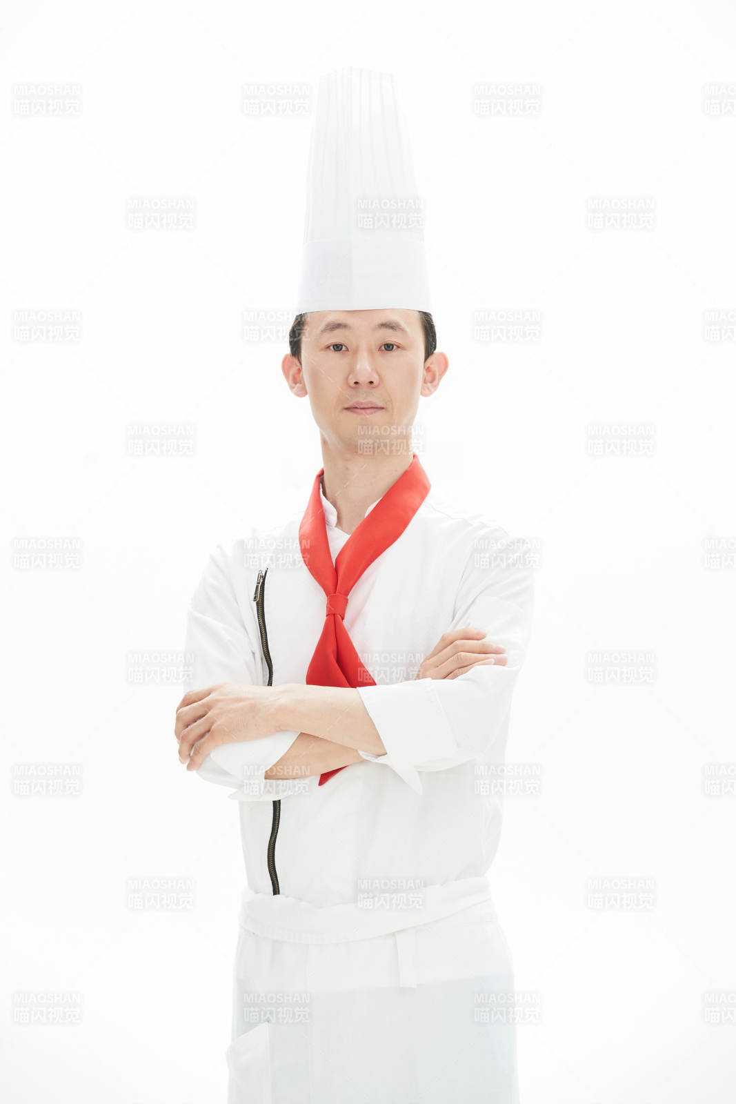 白色背景下的酒店高级厨师形象图片