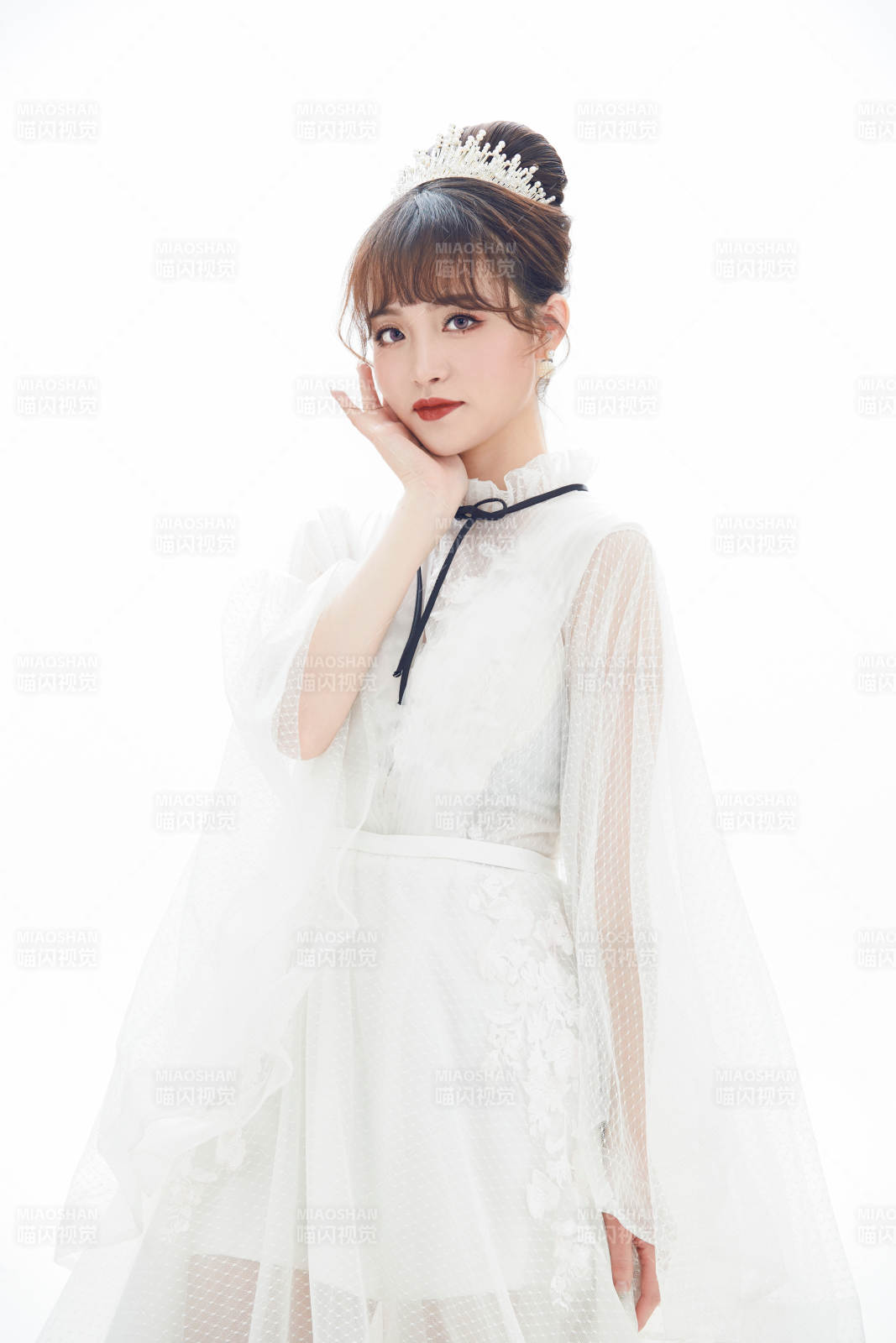 仿妆奥黛丽赫本风格妆容服饰的亚洲少女图片