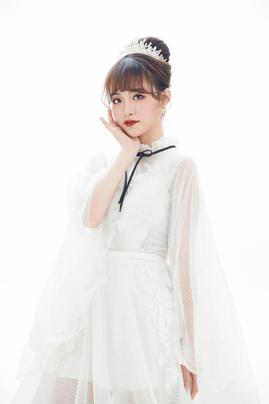 仿妆奥黛丽赫本风格妆容服饰的亚洲少女图片