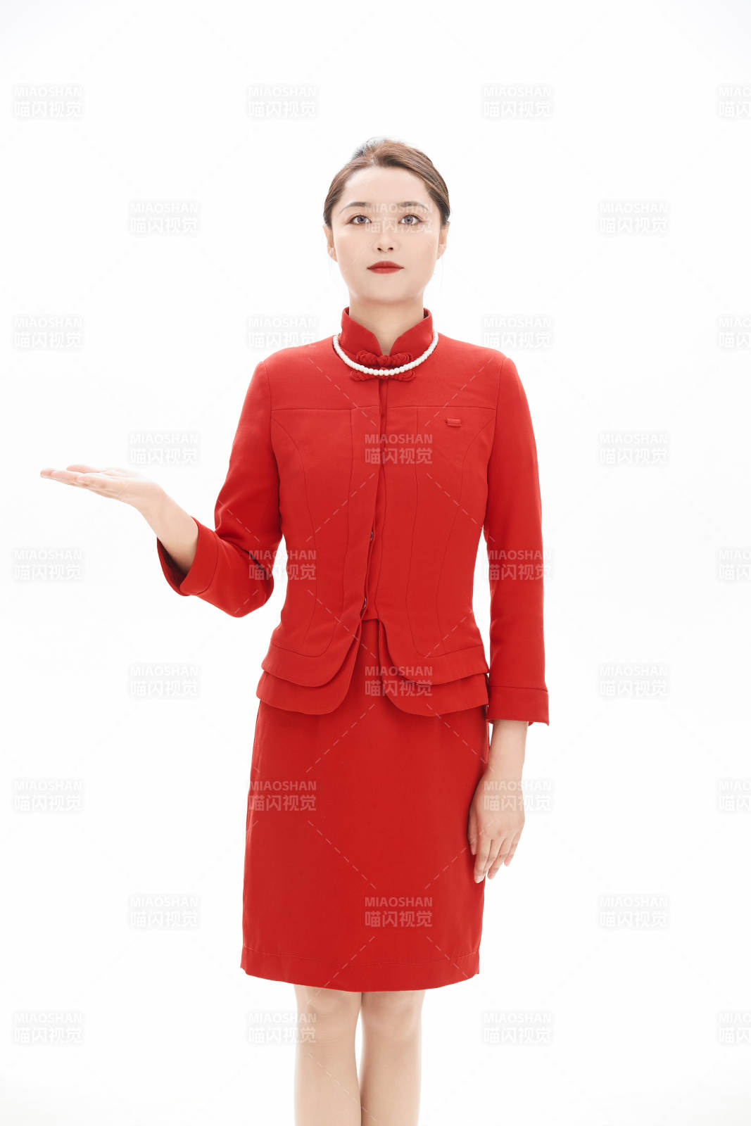 白色背景下的酒店女性高级服务员图片