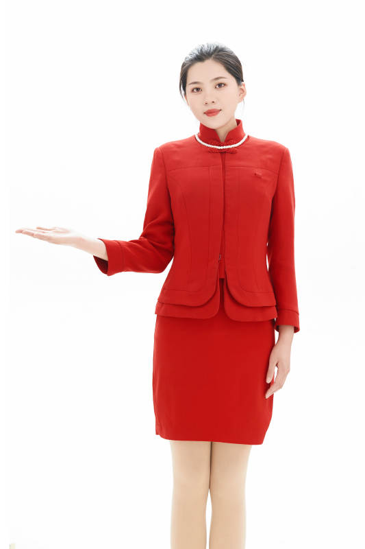 白色背景下的酒店女性高级服务员图片