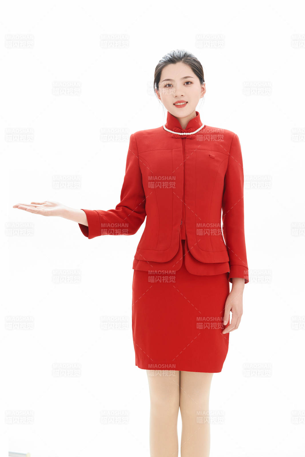 白色背景下的酒店女性高级服务员图片