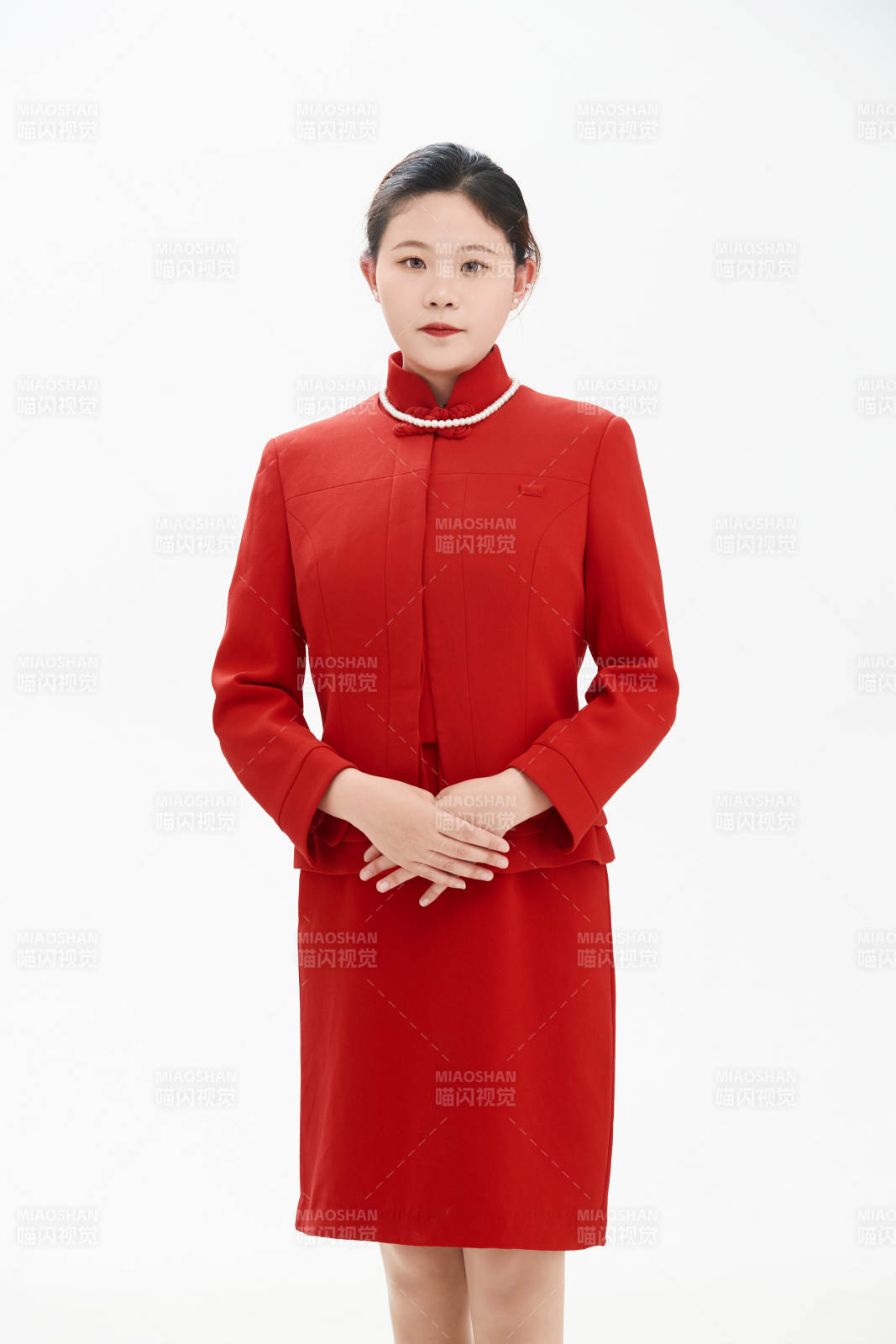 白色背景下的酒店女性高级服务员图片