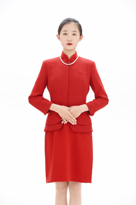 白色背景下的酒店女性高级服务员图片