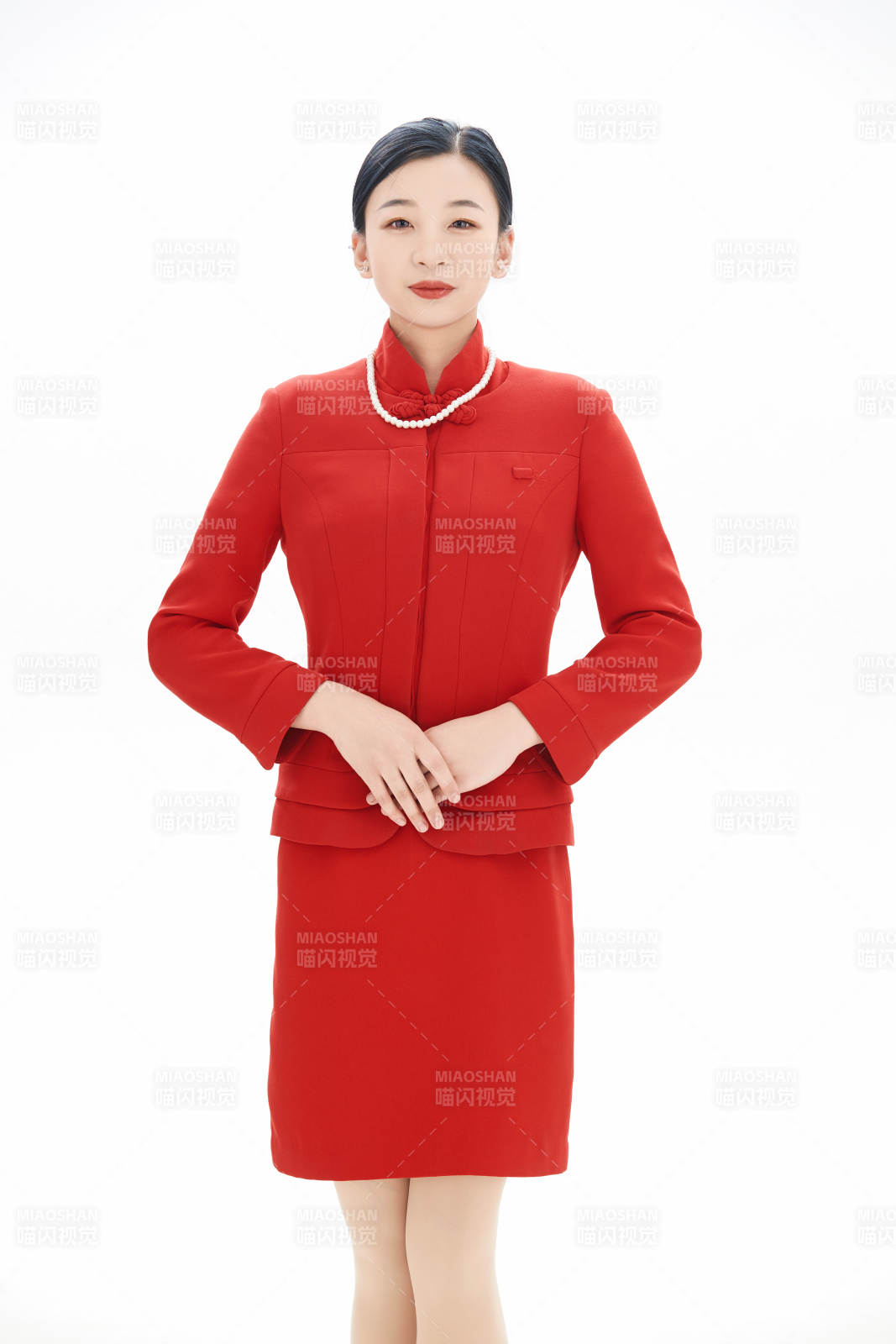 白色背景下的酒店女性高级服务员图片