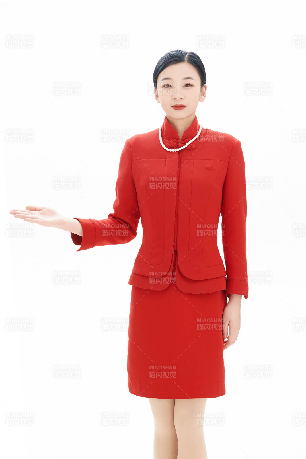 白色背景下的酒店女性高级服务员图片