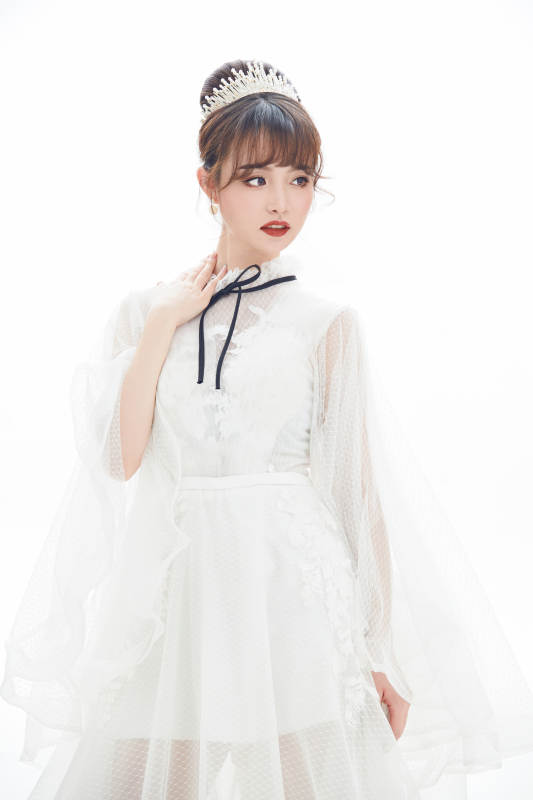 仿妆奥黛丽赫本风格妆容服饰的亚洲少女图片