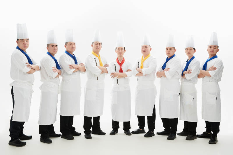白色背景下的酒店高级厨师团队形象图片