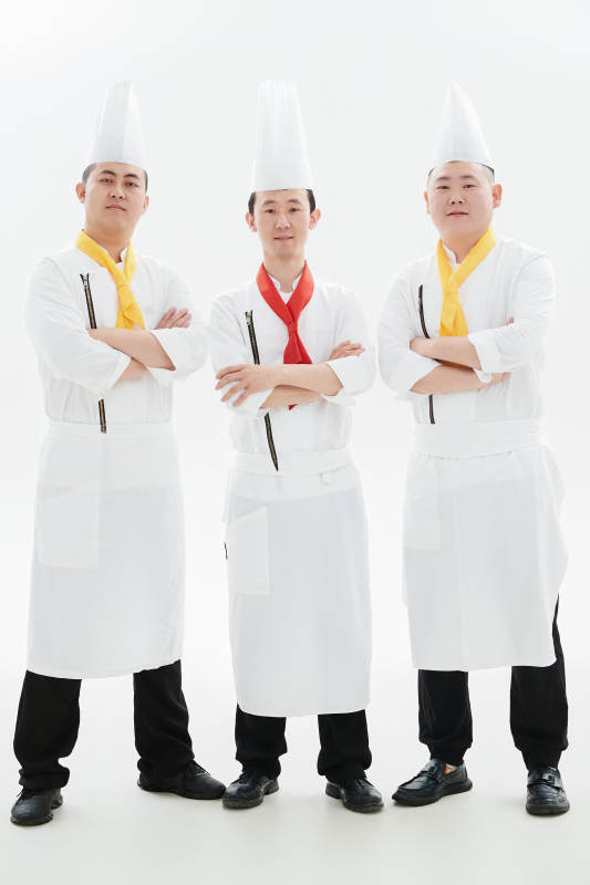 白色背景下的酒店高级厨师团队形象图片