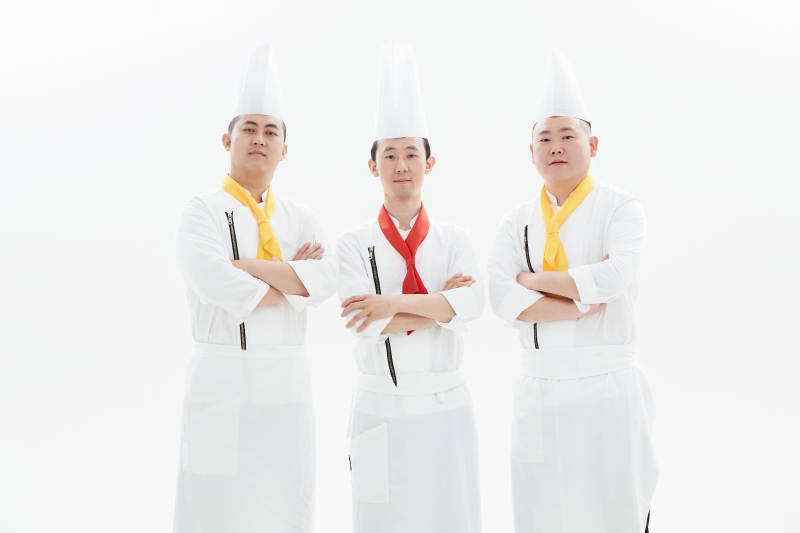 白色背景下的酒店高级厨师团队形象图片