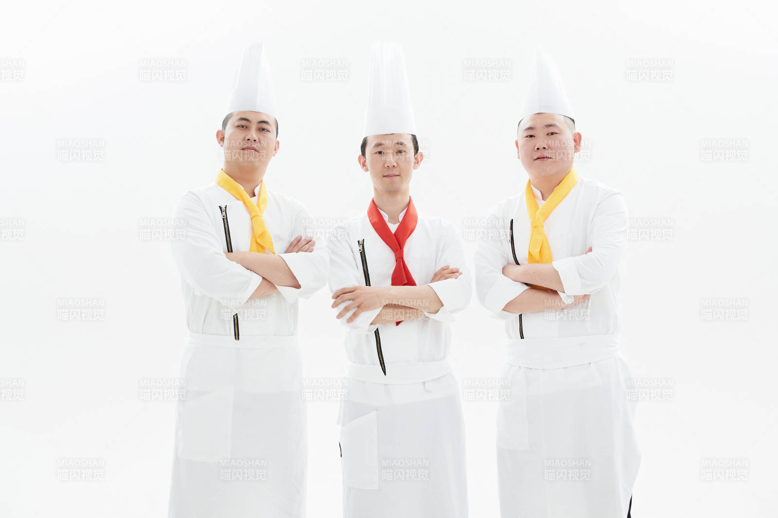 白色背景下的酒店高级厨师团队形象图片