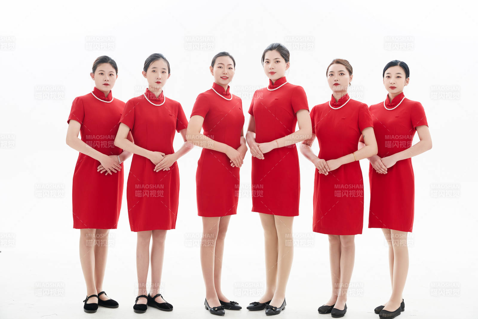 白色背景下的酒店女性高级服务员团队图片