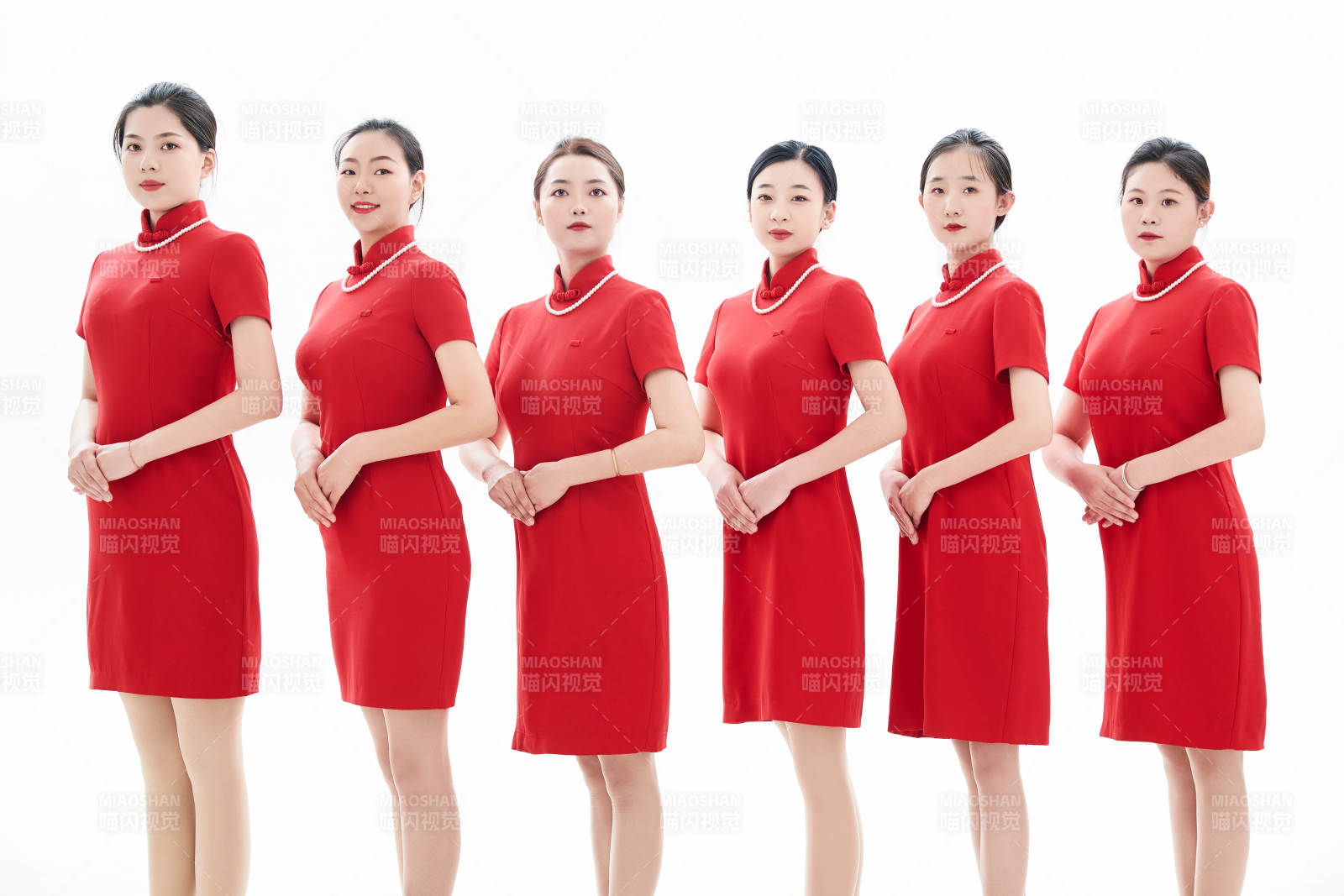 白色背景下的酒店女性高级服务员团队图片