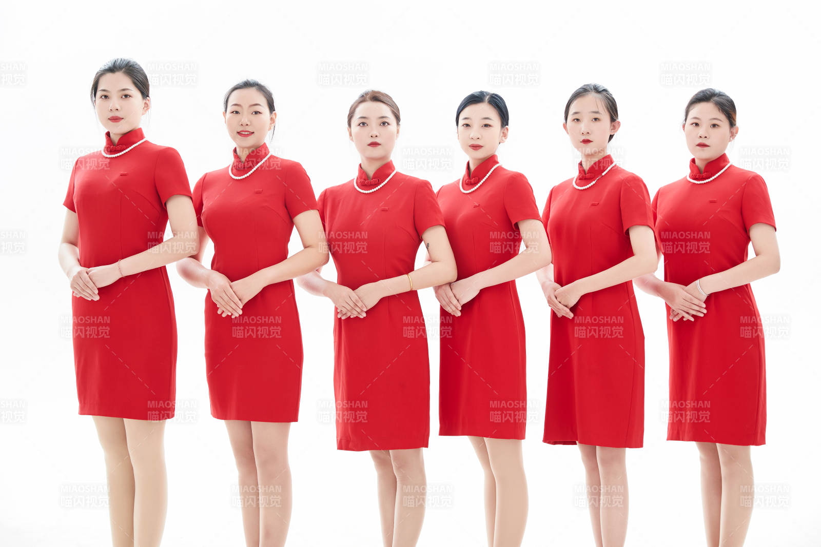 白色背景下的酒店女性高级服务员团队图片