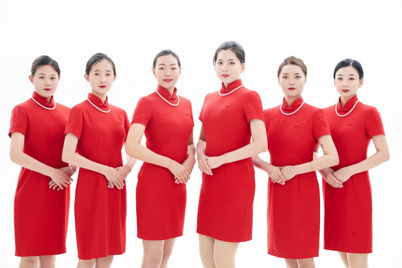 白色背景下的酒店女性高级服务员团队图片