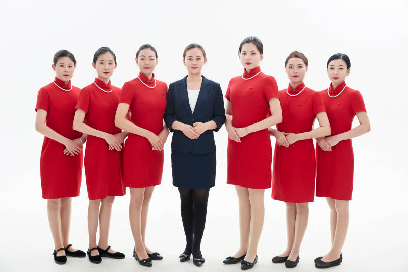 白色背景下的酒店女性高级服务员团队图片