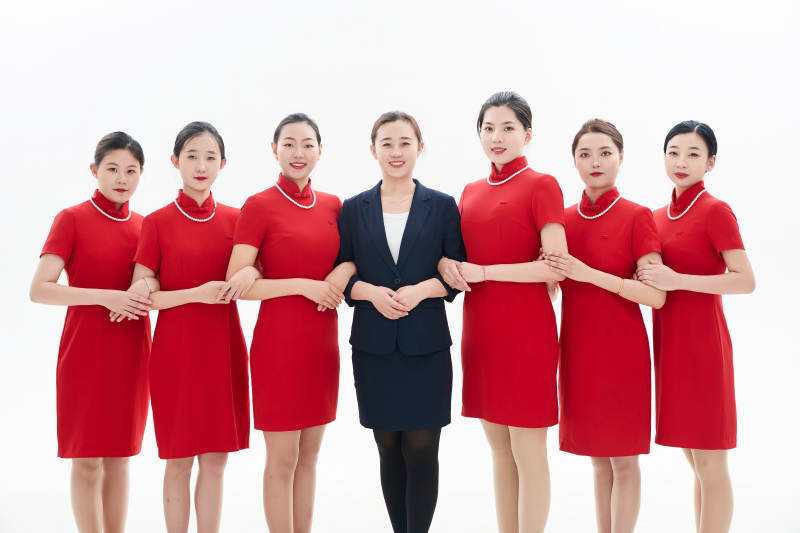 白色背景下的酒店女性高级服务员团队图片