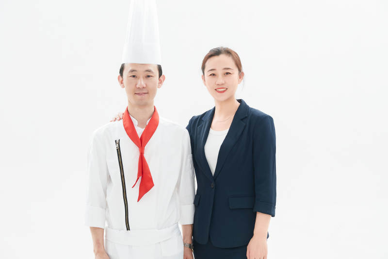 白色背景下的酒店厨师长与餐饮经理图片