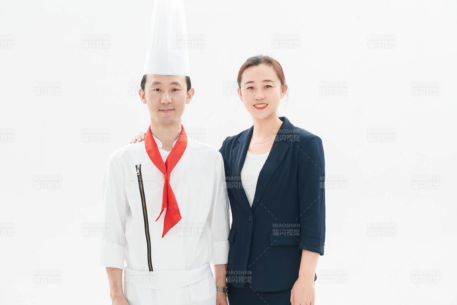 白色背景下的酒店厨师长与餐饮经理图片
