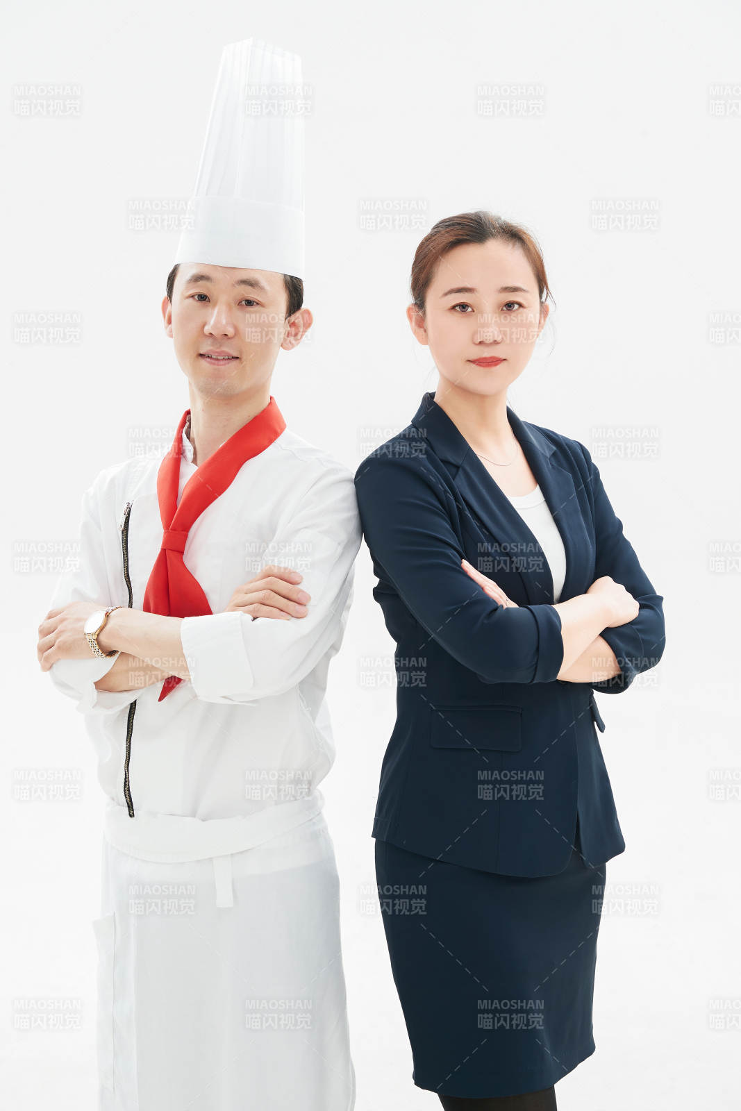 白色背景下的酒店厨师长与餐饮经理图片