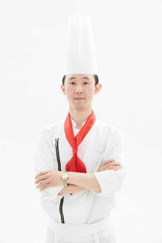 白色背景下的酒店高级厨师形象图片